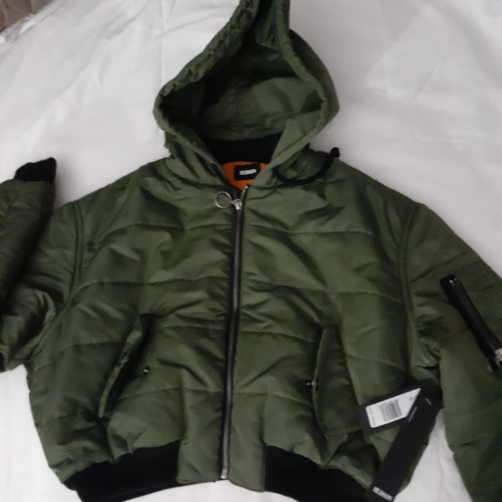 HUDSON
OVERSIZED PUFFER HOODED CROPPED BOMBER JACK